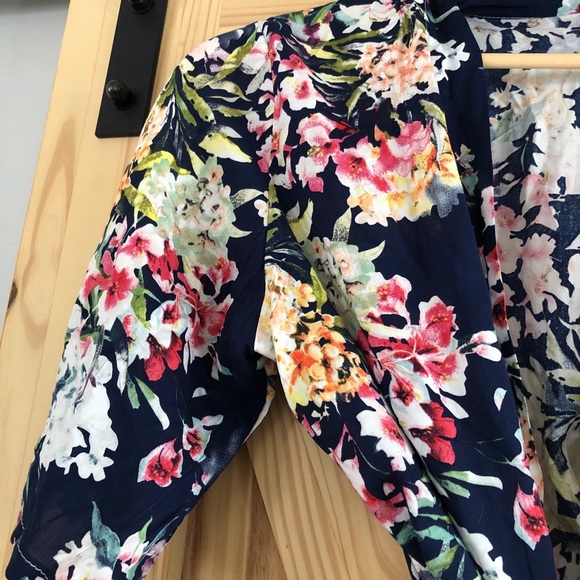 Floral Lightweight Robe. - Picture 2 of 4